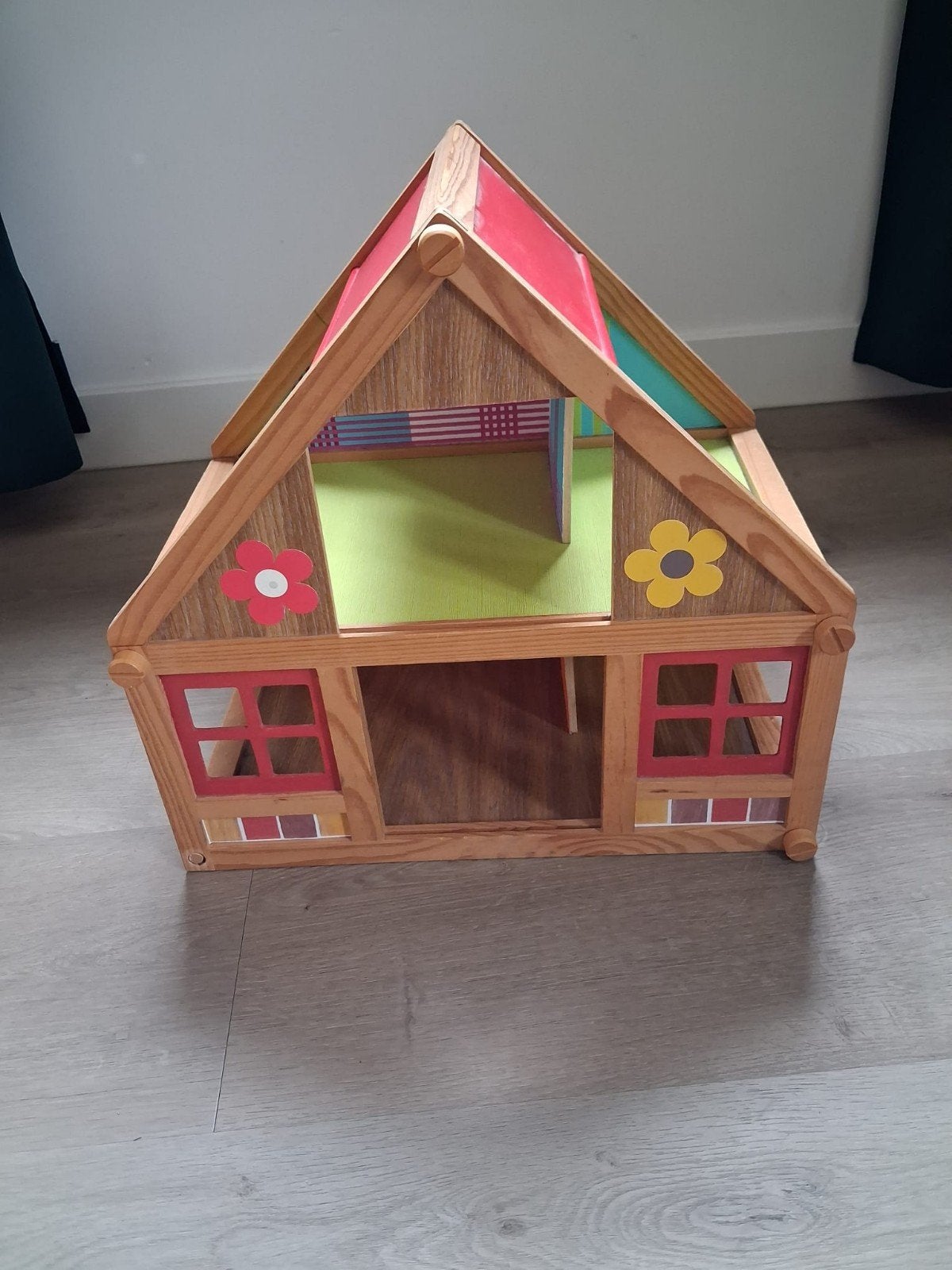 Houten poppenhuis met poppetjes en inventaris, Ophalen, Gebruikt, Poppenhuis