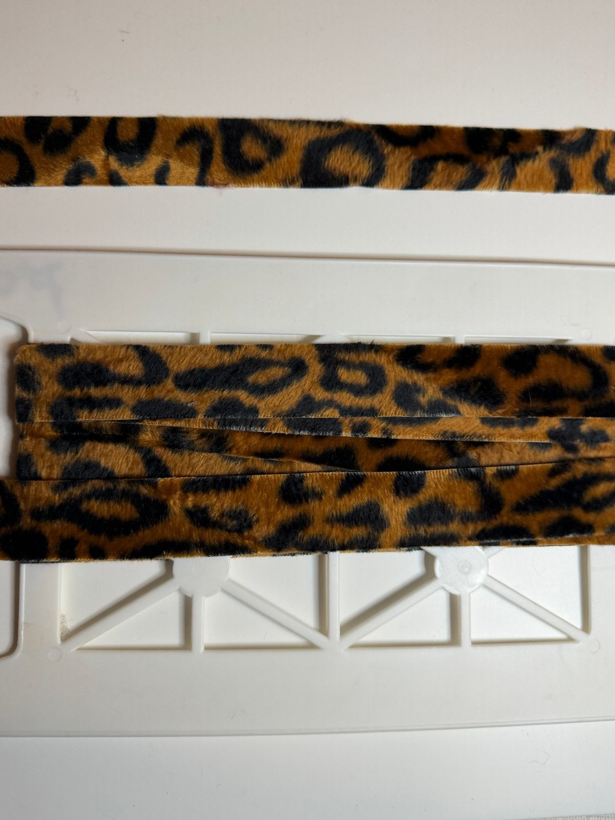 Prachtig Harig Panterband - 5 meter (3 cm) nieuw, Ophalen of Verzenden, Nieuw, Lint, Band of Elastiek
