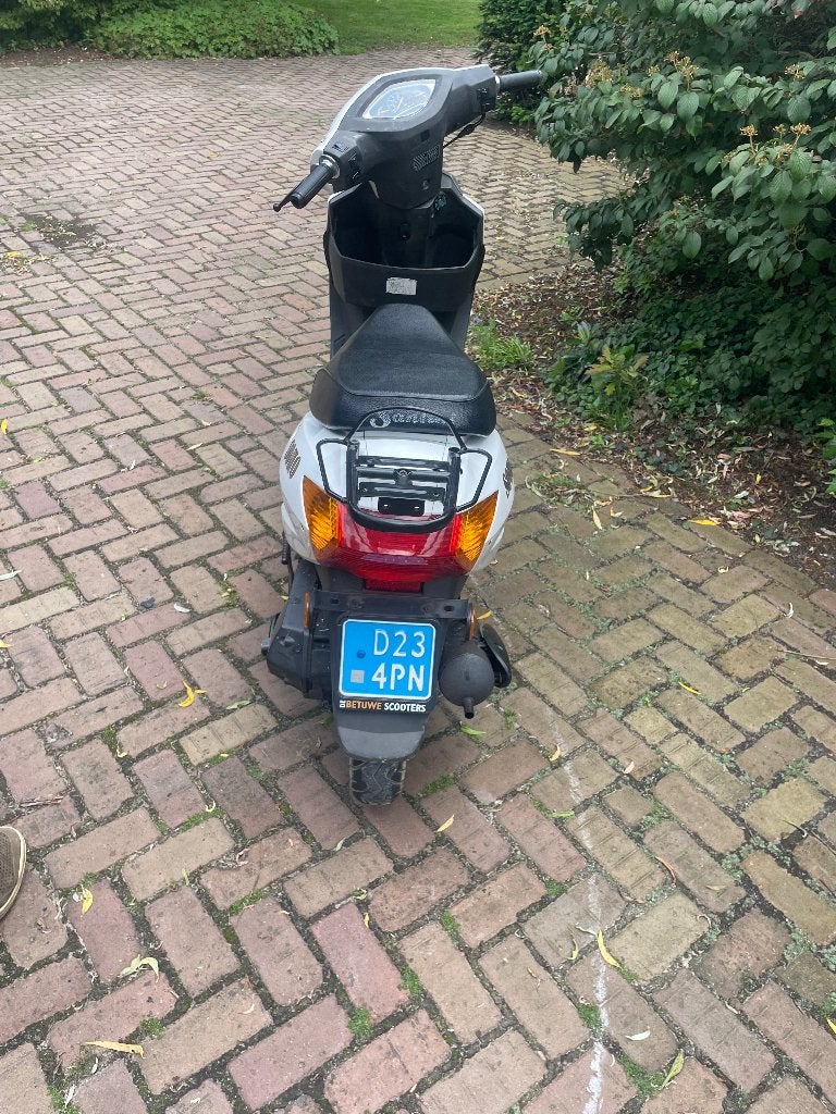 Witte scooter, Fietsen en Brommers, Snorfietsen en Snorscooters, Ophalen, Gebruikt, Benzine, Overige merken