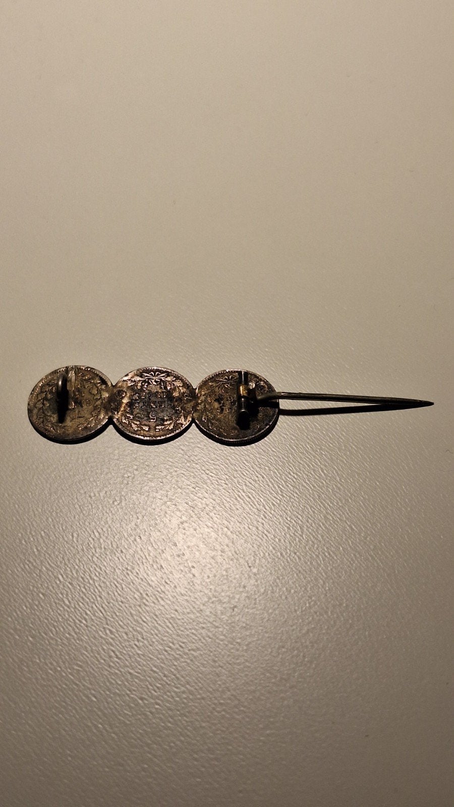 Stuivertjesbroche sierspeld koning Willem 3 sieraad, Ophalen of Verzenden, Koning Willem III, Zilver