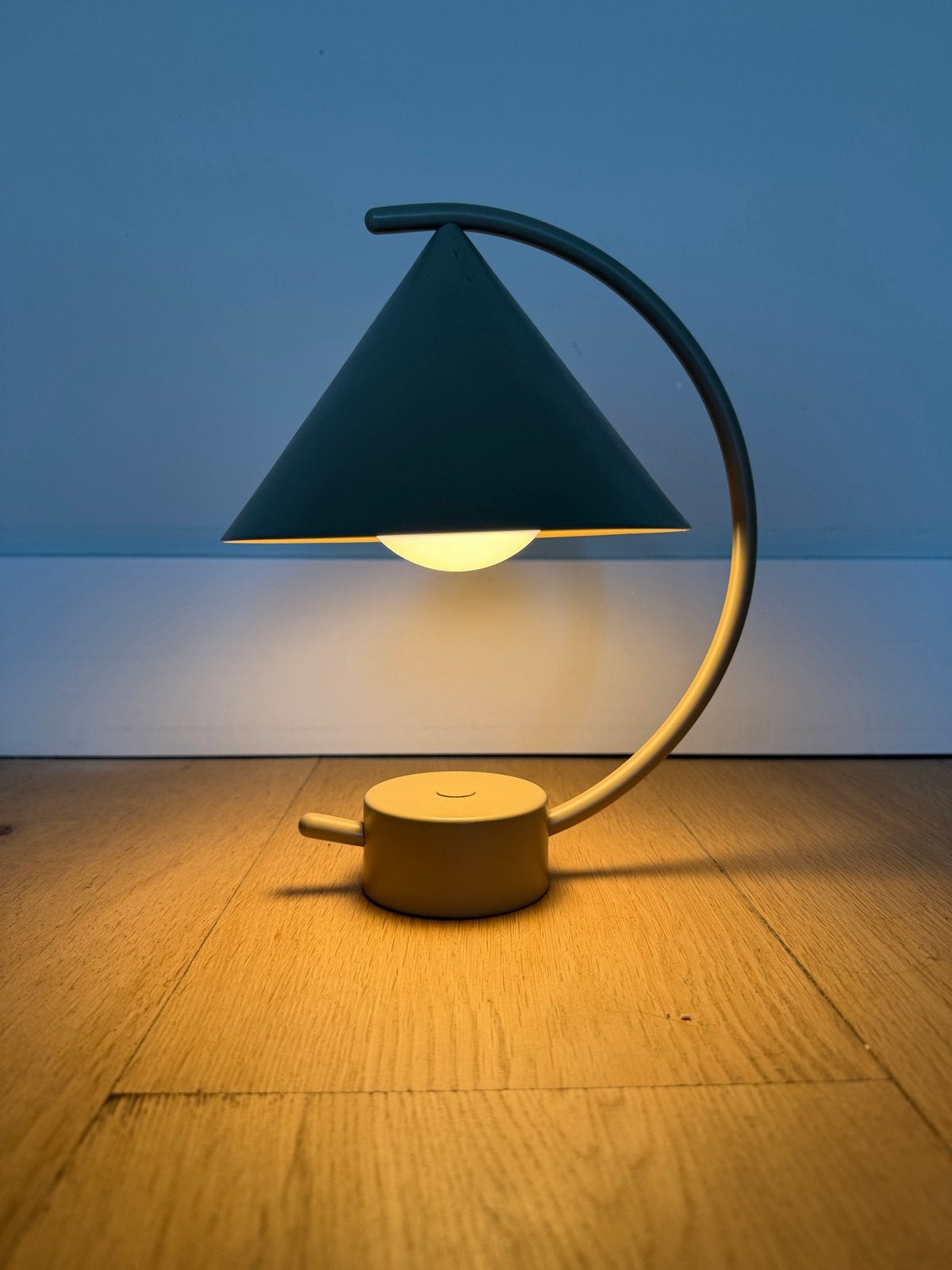 Ferm Living Oplaadbaar Lampje - Draadloze Tafellamp, Dimbaar, Scandinavisch, Overige merken, Metaal