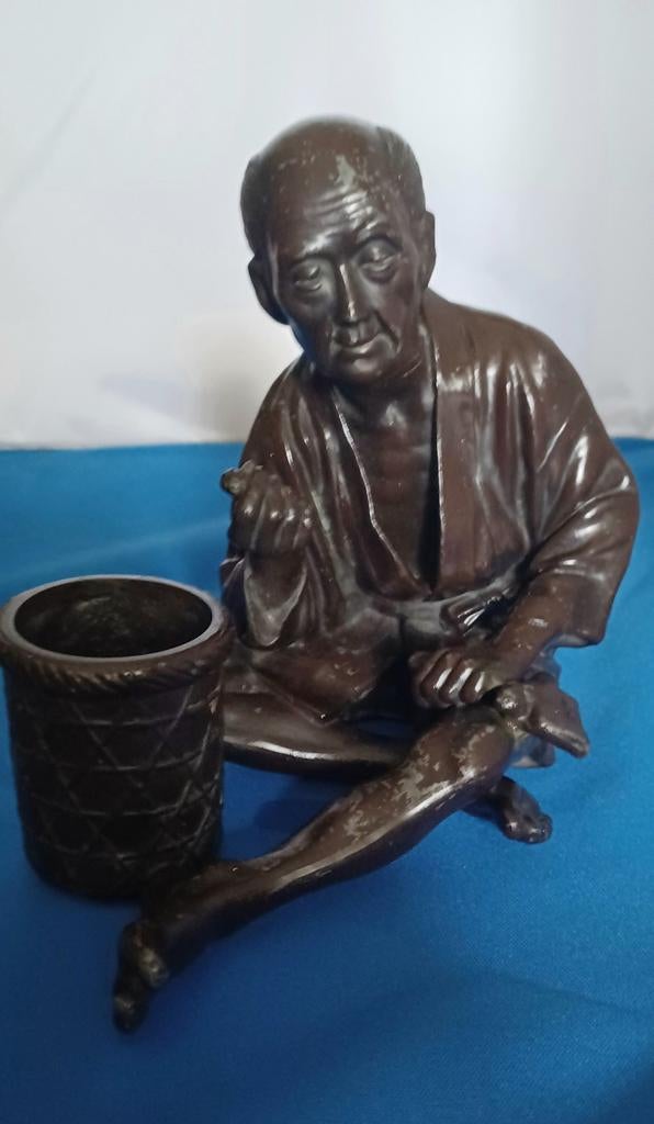 Vintage Bronzen Beeldje: Zittende Man met Mandje, Antiek en Kunst, Minder dan 20 cm, Ophalen of Verzenden, Beeld, Bruin
