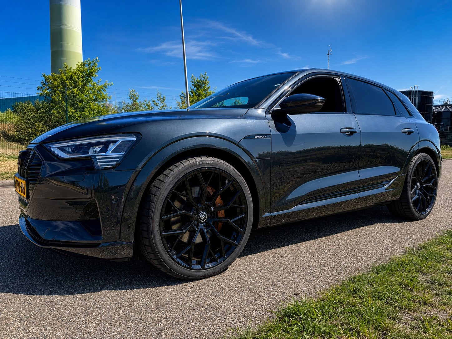 Audi e-tron 55 S-line Panoramadak | Luchtvering | 23 inch, Automaat, 131 €/maand, 1800 kg, Zwart