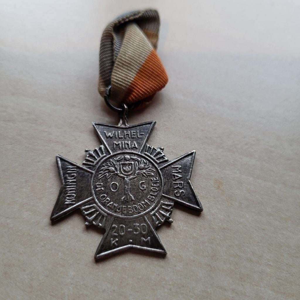 Koningin Wilhelmina Mars Oranjeboom zilverkleur medaille, Postzegels en Munten, Penningen en Medailles, Ophalen of Verzenden, Overige materialen