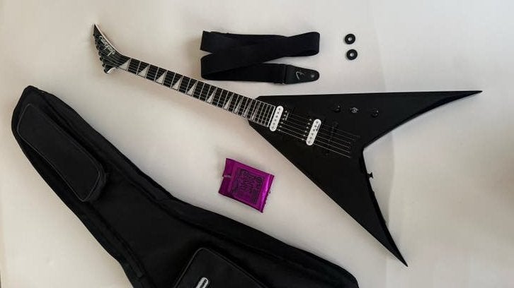 Jackson JS32T King Flying V AH BK + hoes strap nieuwe snaren, Ophalen, Zo goed als nieuw, Solid body, Overige merken