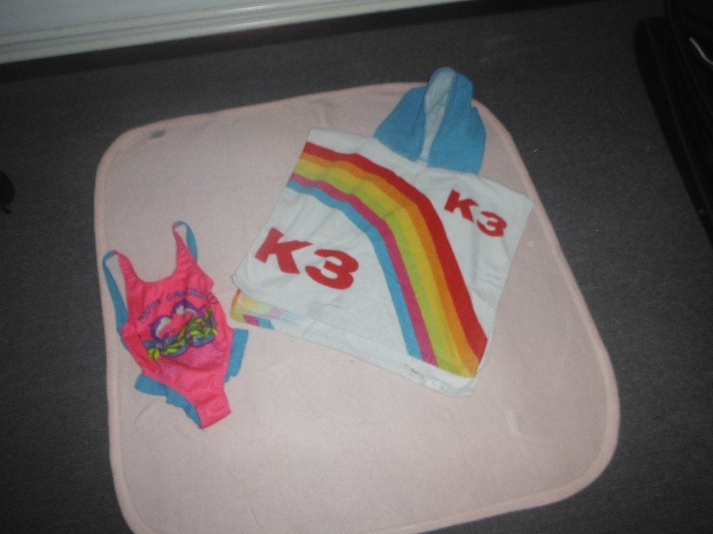 K3 badcape + zwempak +bikini  maat 92, Ophalen of Verzenden, Zo goed als nieuw, Meisje, Sport- of Zwemkleding