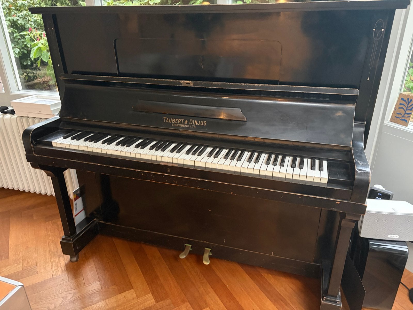 Prachtige hoge piano - Taubert & Dinkjus (moet gestemd), Muziek en Instrumenten, Ophalen of Verzenden, Gebruikt, Zwart, Piano