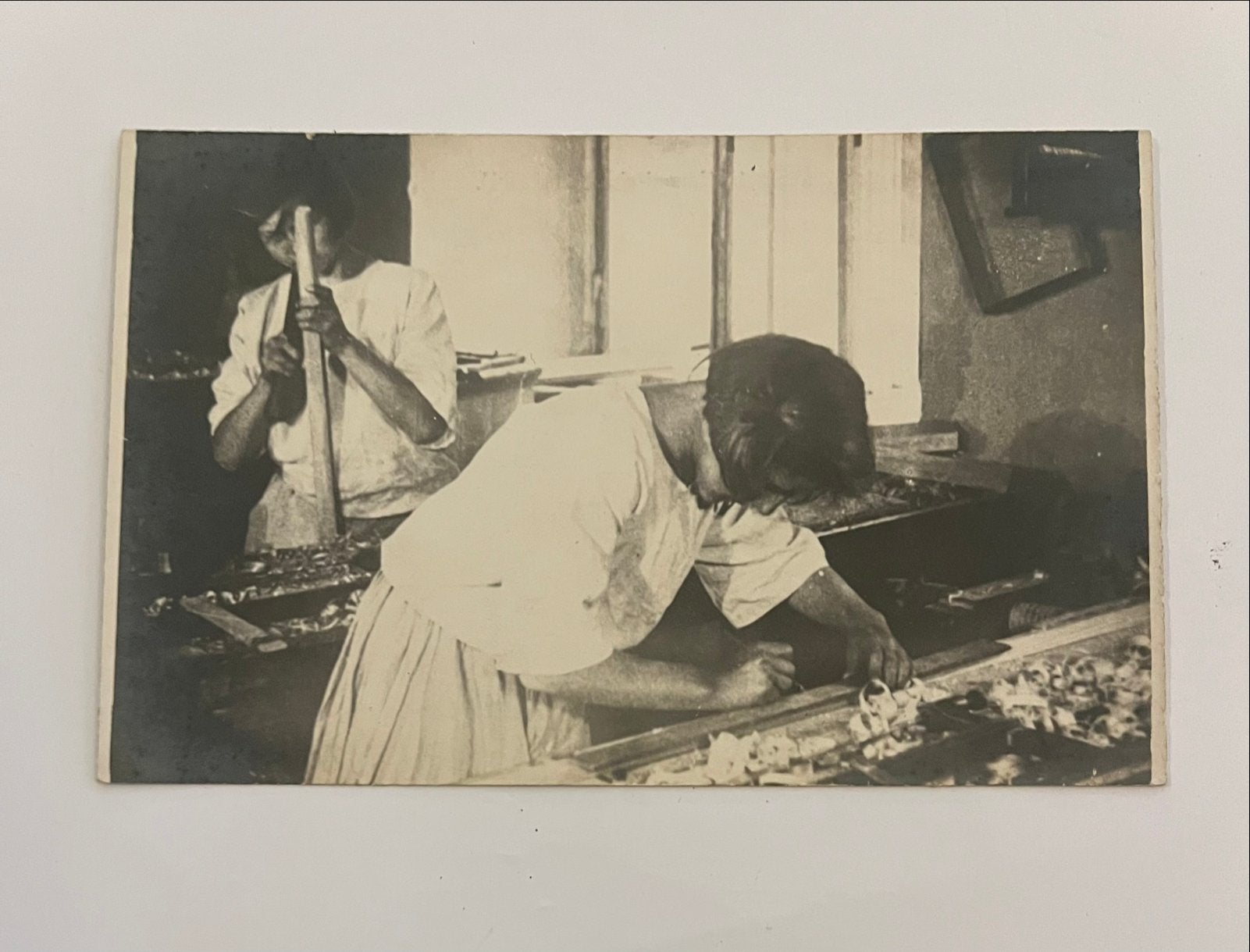 foto:1905 Meisjes kinderarbeid in een timmerwerkplaats, Gebruikt, Verzenden, Foto, Voor 1940