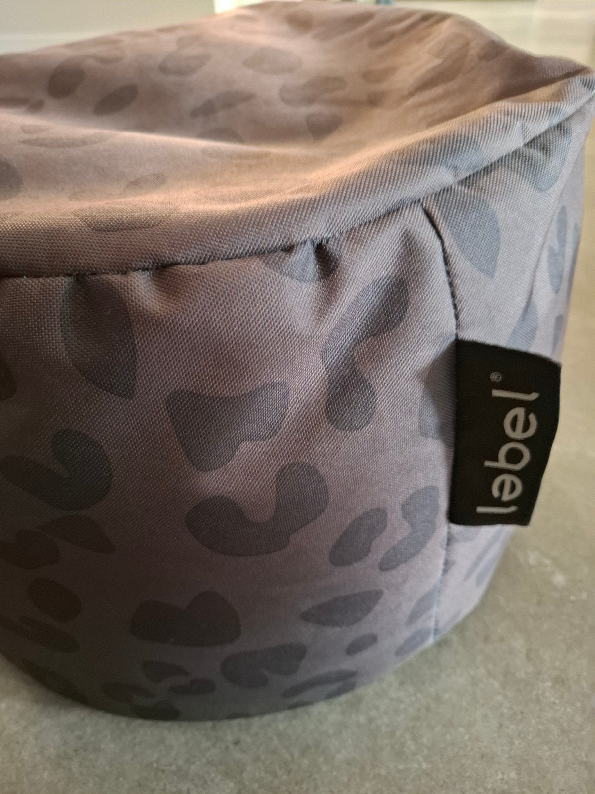 grijze poef met panter print van het merk "lebel", Ophalen, Grijs