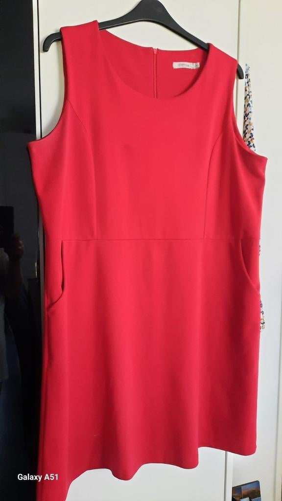 Paprika jurk in maat 4/50

De maat tussen de oksels is 62cm, Maat 46/48 (XL) of groter, Ophalen of Verzenden, Zo goed als nieuw