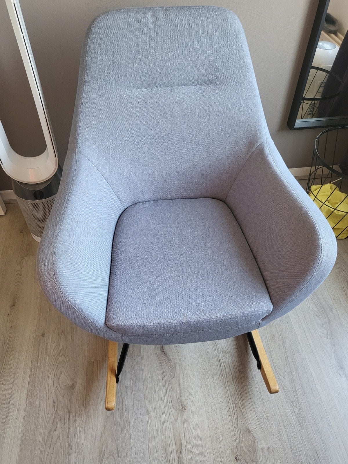 Comfortabele grijze schommelstoel, Huis en Inrichting, Stoelen, Ophalen, Modern, Scandinavisch, Zo goed als nieuw, Stof