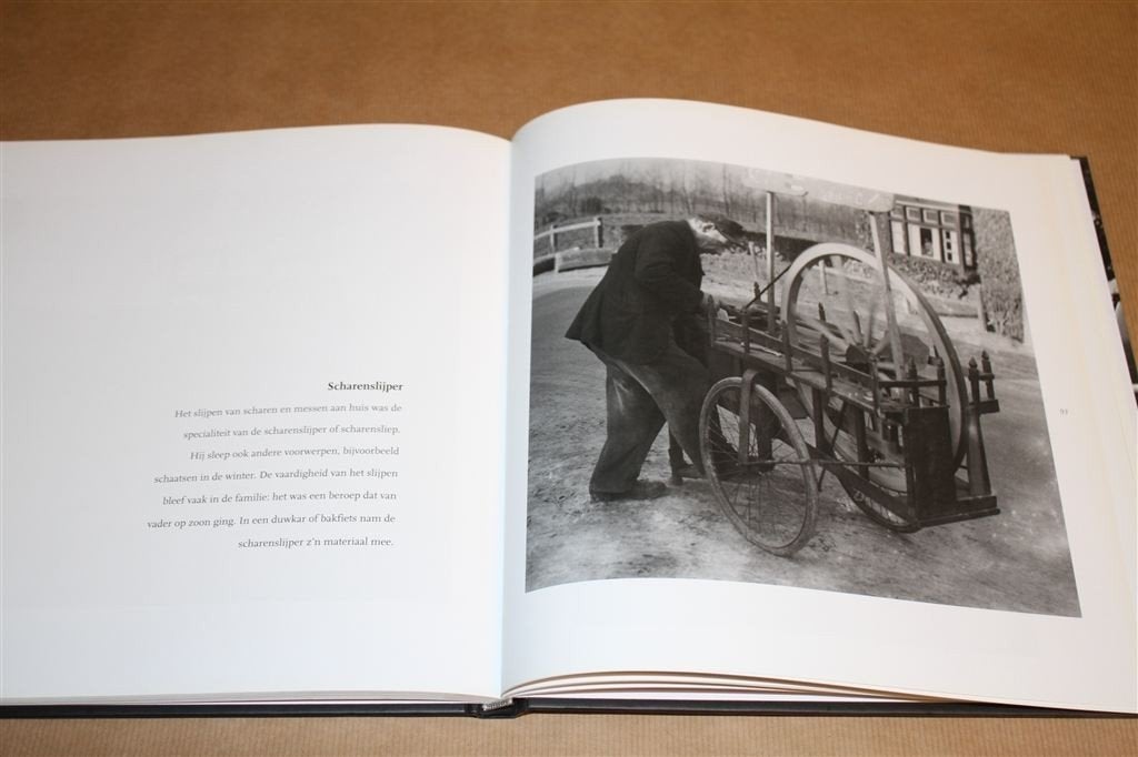 Oude beroepen. Fotoboek van oude ambachten., Ophalen of Verzenden, Zo goed als nieuw