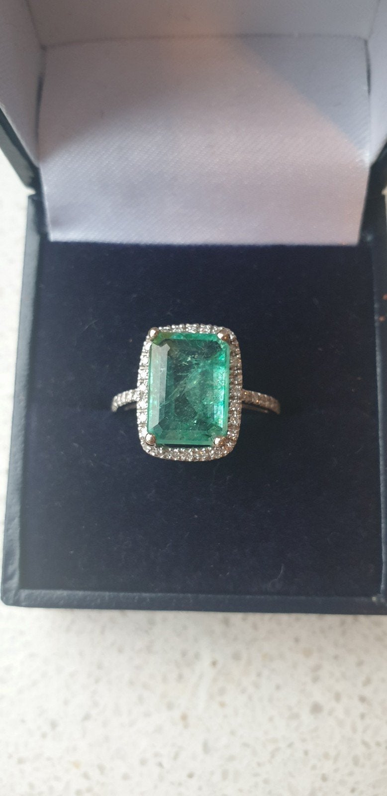 14 k witgouden ring met Smaragd en diamanten, Ophalen, Wit, Nieuw, 17 tot 18