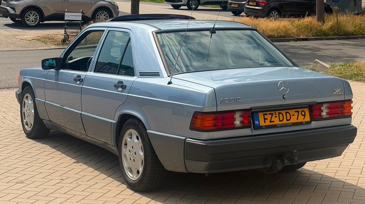 MERCEDES 190-SERIE 1.8E AUT/OPENDAK ORGINEEL NL NAP BJ1993, Auto's, Automaat, Dealer onderhouden, Zwart, Blauw