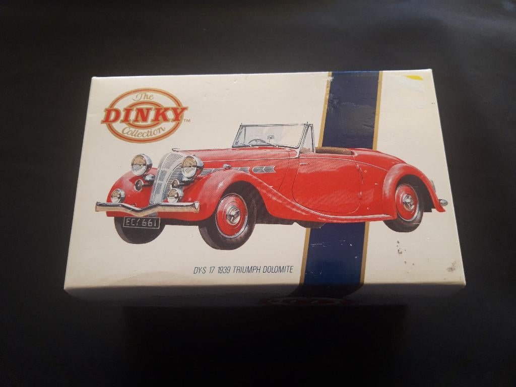 Triumph Dolomite 1939 rood – Dinky Collection Special, Hobby en Vrije tijd, Modelauto's | 1:43, Ophalen of Verzenden, Zo goed als nieuw
