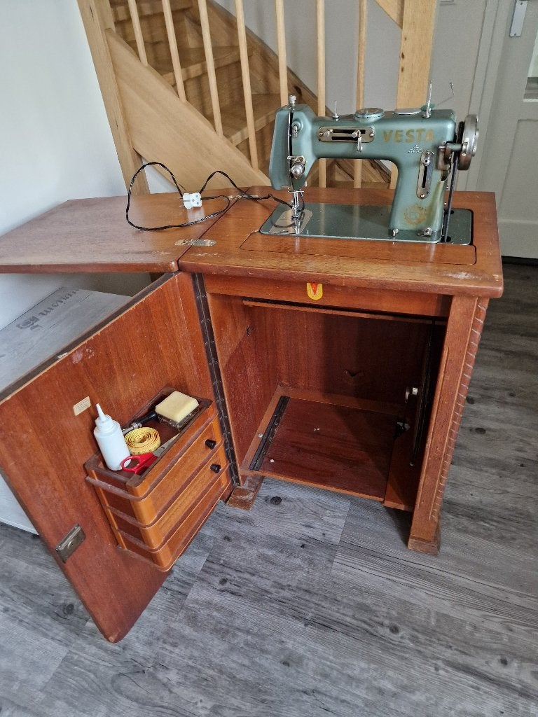 Oude, nog goed werkende trapnaaimachine, Ophalen