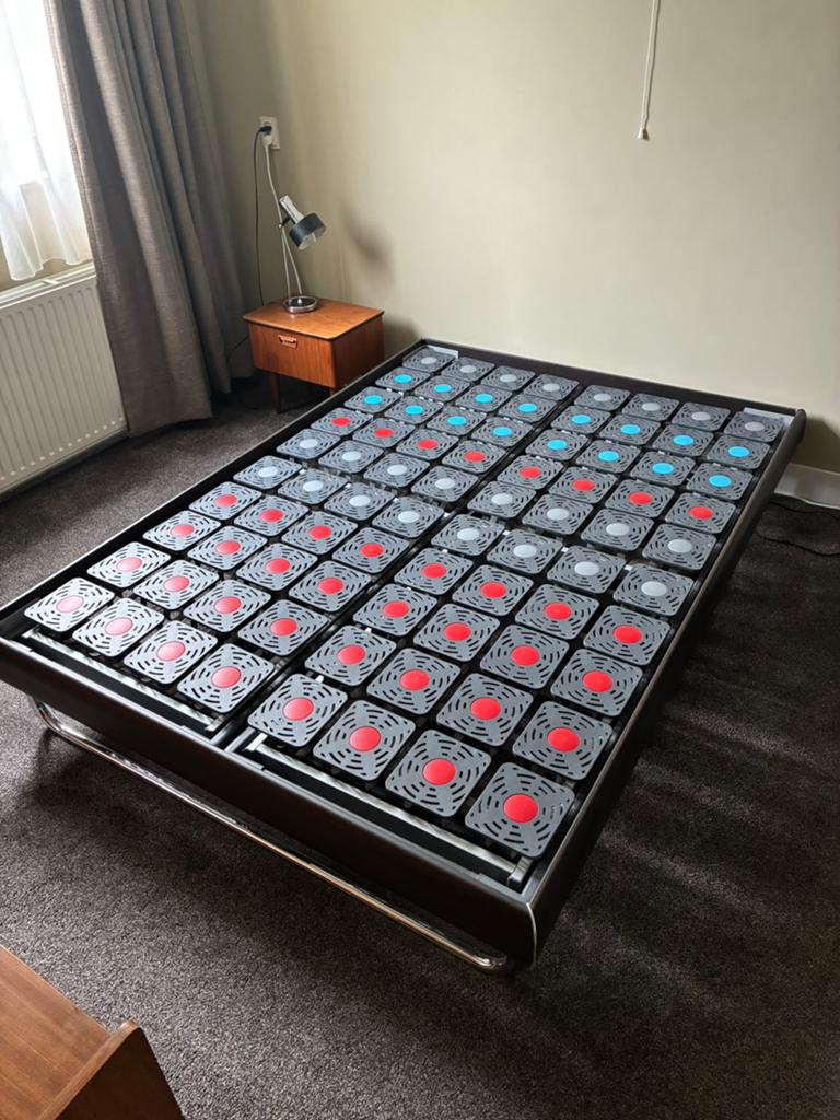Bed met electrisch verstelbare schotelbodem., Ophalen, Bruin, Tweepersoons, 140 cm