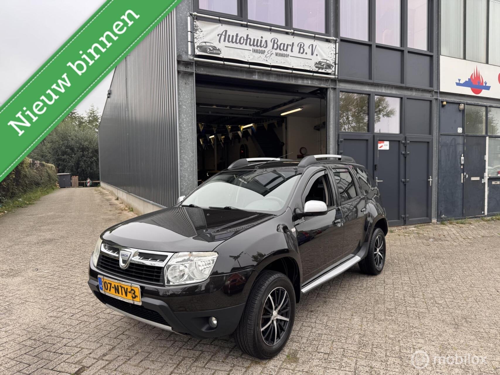 Dacia Duster 1.6 Ambiance 2wd Airco! Trekhaak! Nieuwe APK! N, Auto's, Voorwielaandrijving, Stof, Gebruikt, Zwart