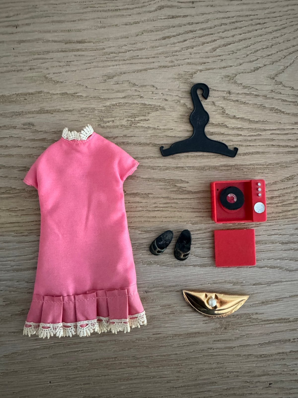 Vintage sindy barbie pedigree kleding dream date jaren 60, Ophalen of Verzenden, Zo goed als nieuw, Kleertjes