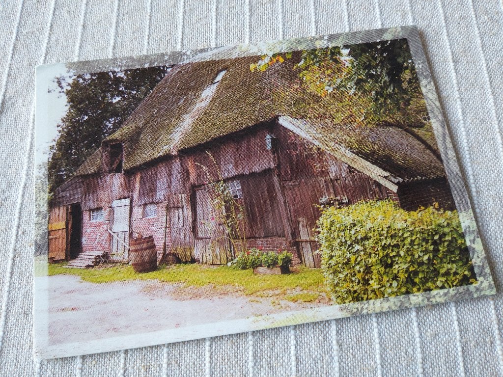 Oude vervallen boerderij met rieten matten, Verzamelen, Ophalen of Verzenden, 1980 tot heden, Ongelopen, Gebouw