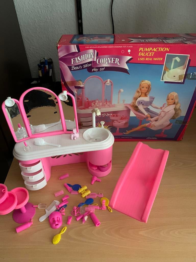 Beauty salon voor barbies en fitness apparaten,prijs in adv., Ophalen of Verzenden, Zo goed als nieuw, Pop