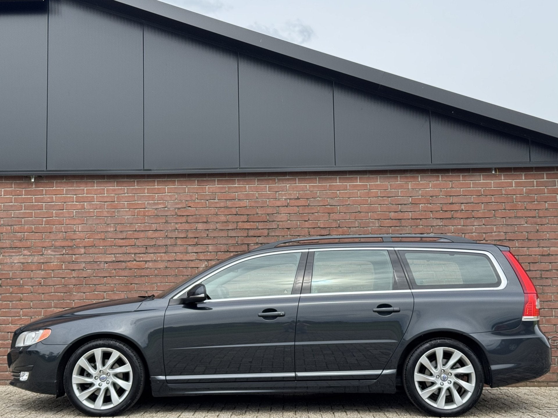 Volvo V70 1.6 T4 MOMENTUM | NL-AUTO! | DEALER OH! | LEDER!, Auto's, Euro 5, Beige, 4 cilinders, 179 pk