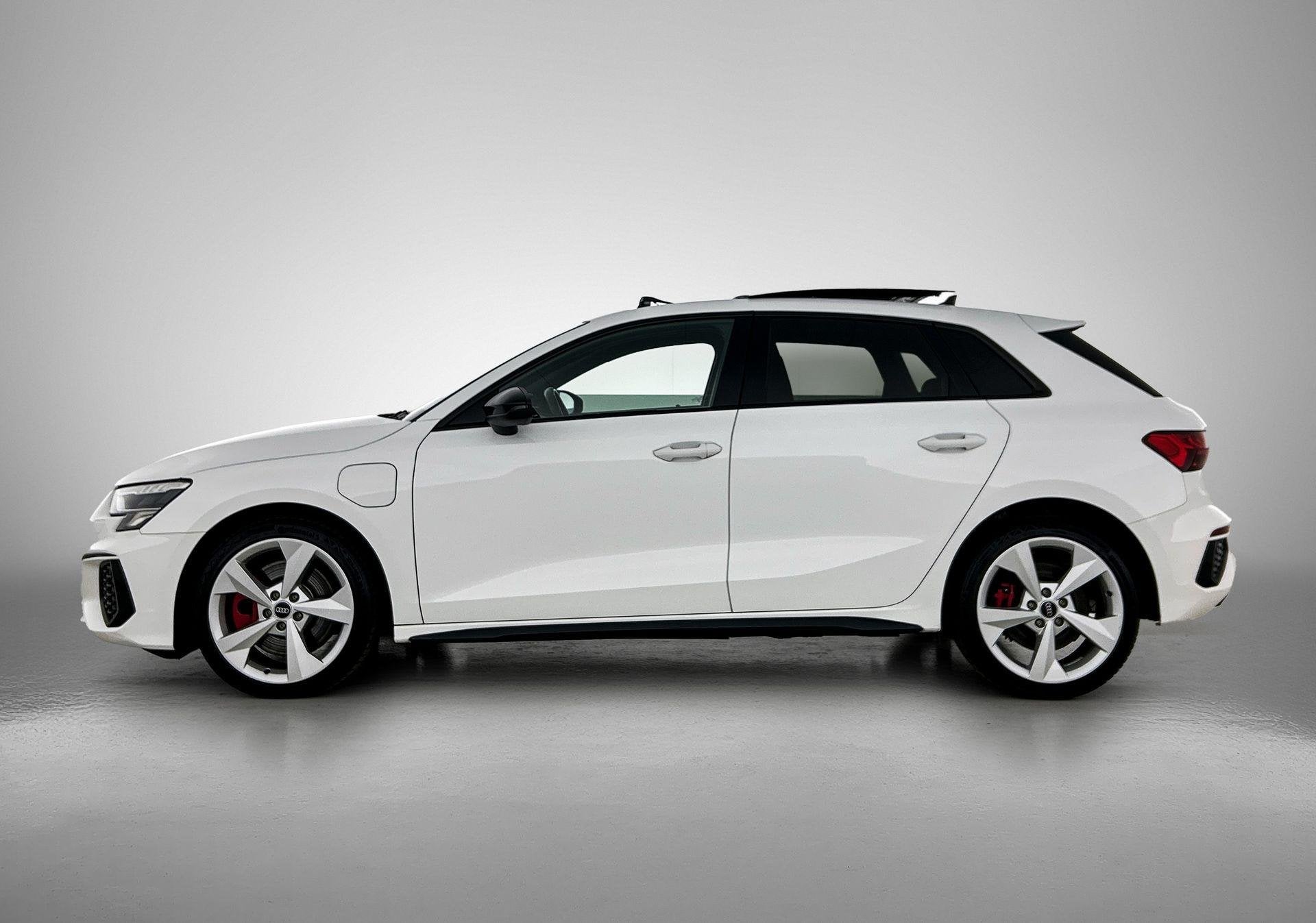 Audi A3 Sportback 45 TFSI e S edition Competition 245 PK | S, Auto's, 12 maanden, Gebruikt, 4 cilinders, Wit