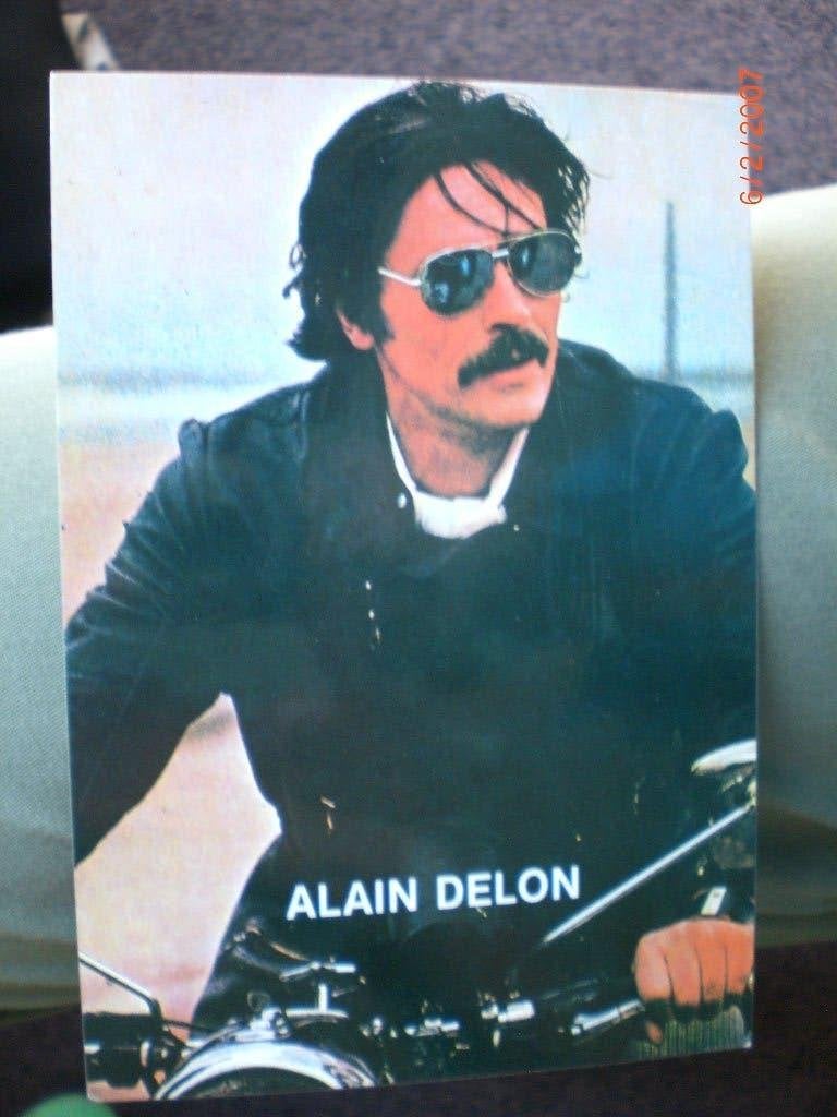 kaart Alain Delon 2, Ophalen of Verzenden, 1980 tot heden, Ongelopen, Sterren en Beroemdheden