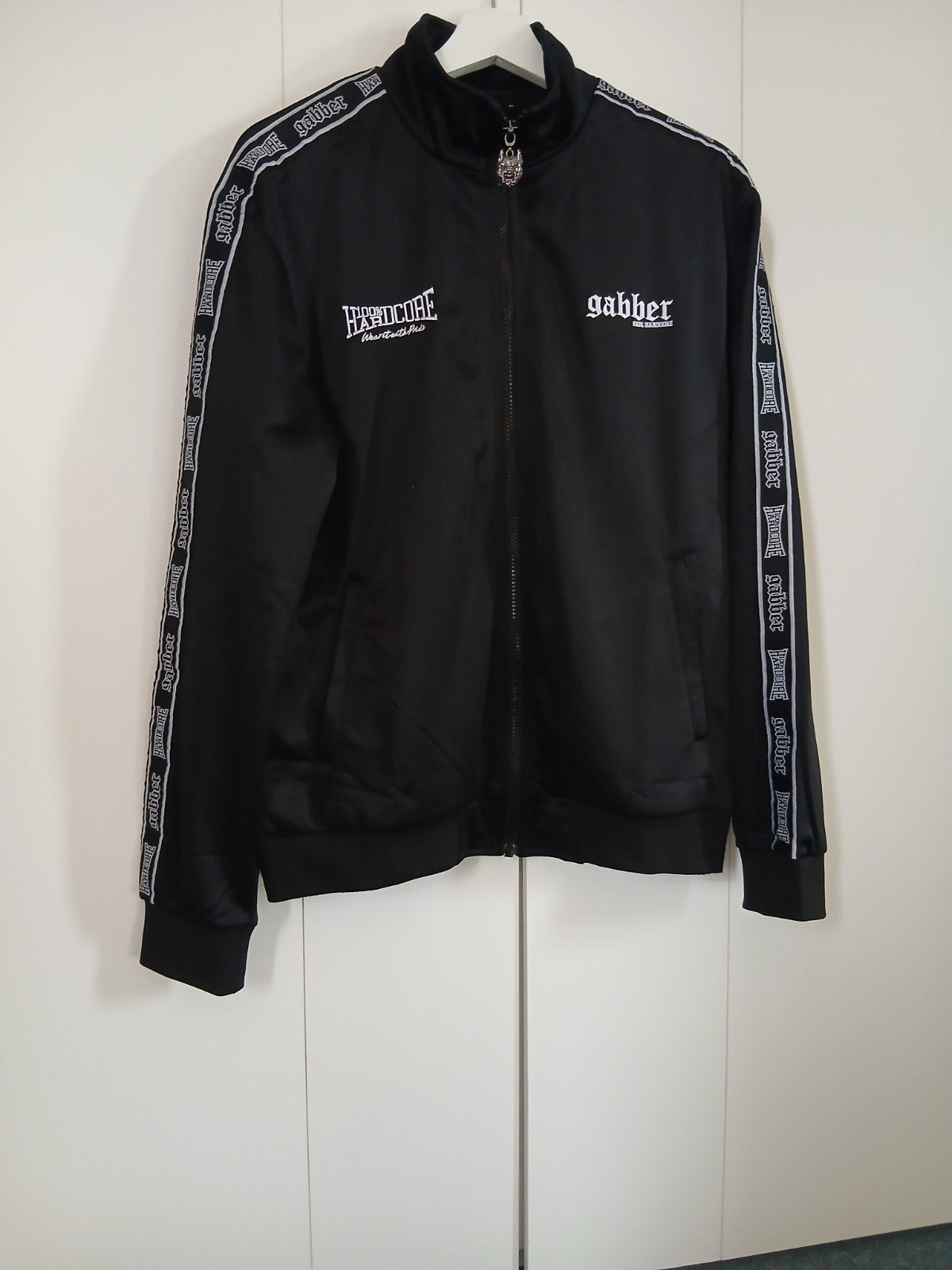 Gabber Hardcore Trainingsjack Zwart Maat M met verfvlek, Maat 48/50 (M), Zwart, Ophalen of Verzenden, Gabber