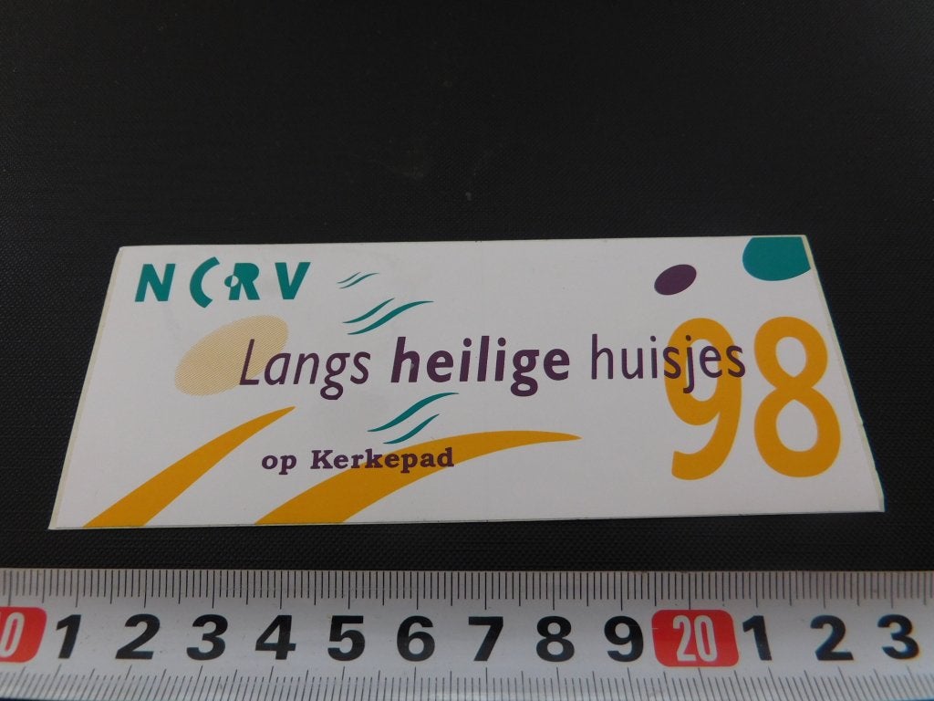 sticker Omroep NCRV langs heilige huisjes 98 op kerkepad *, Ophalen of Verzenden, Zo goed als nieuw