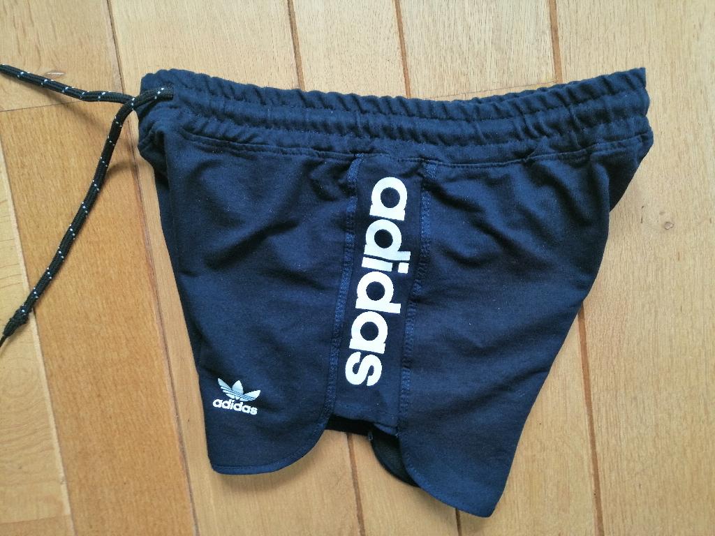 ADIDAS short donker blauw maat L - nieuw -, Kort, Maat 42/44 (L), Nieuw, Ophalen of Verzenden