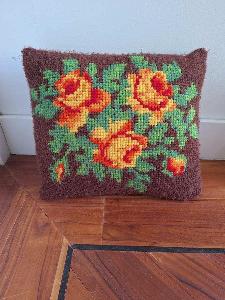 Vintage geborduurd kussen, rozen, retro oranje,bruin 60's, Ophalen of Verzenden