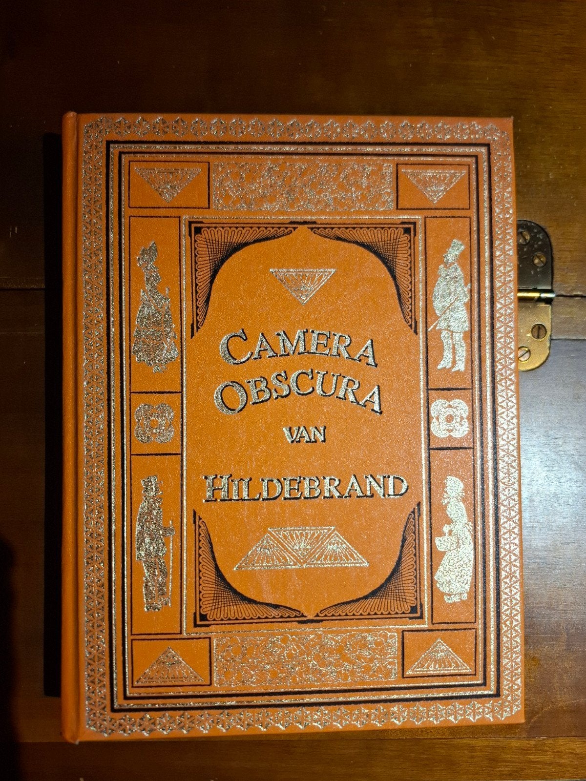 Camera Obscura - Hildebrand (1988, Geïllustreerd), Boeken, Ophalen of Verzenden, Zo goed als nieuw, Nederland, Hildebrand