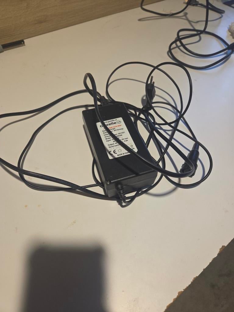 Gazelle Acculader 48V 2.0A - Model BSA4800200, Ophalen, Gebruikt