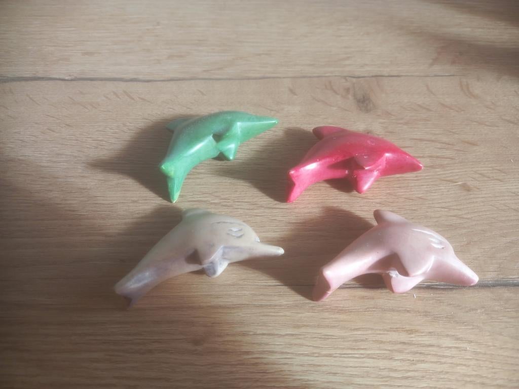 4 dolfijnen beeldjes, waarvan 1 gerepareerd, Ophalen of Verzenden, Gebruikt, Overige soorten, Beeldje of Figuurtje