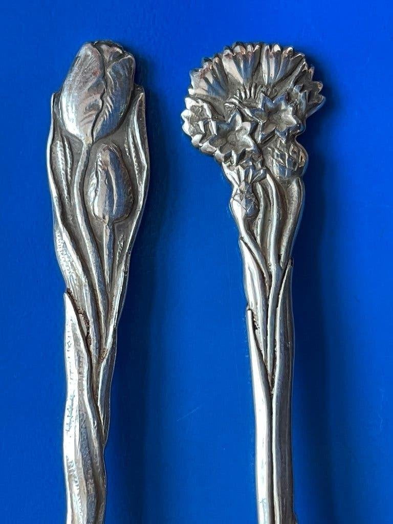 2 verzilverde theelepeltjes narcis tulp reliëf, art-nouveau, Ophalen of Verzenden