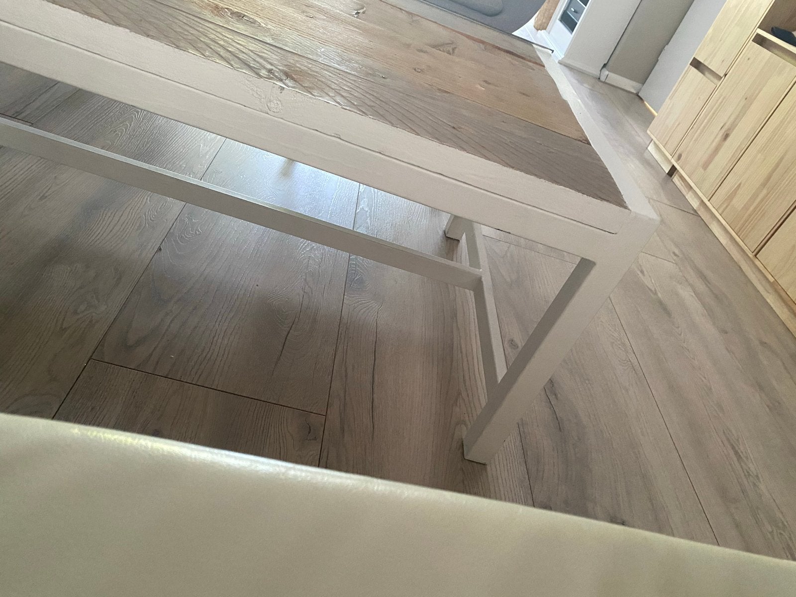 Salontafel met houten blad en wit metalen onderstel, Ophalen, Gebruikt, 100 tot 150 cm, 50 tot 100 cm