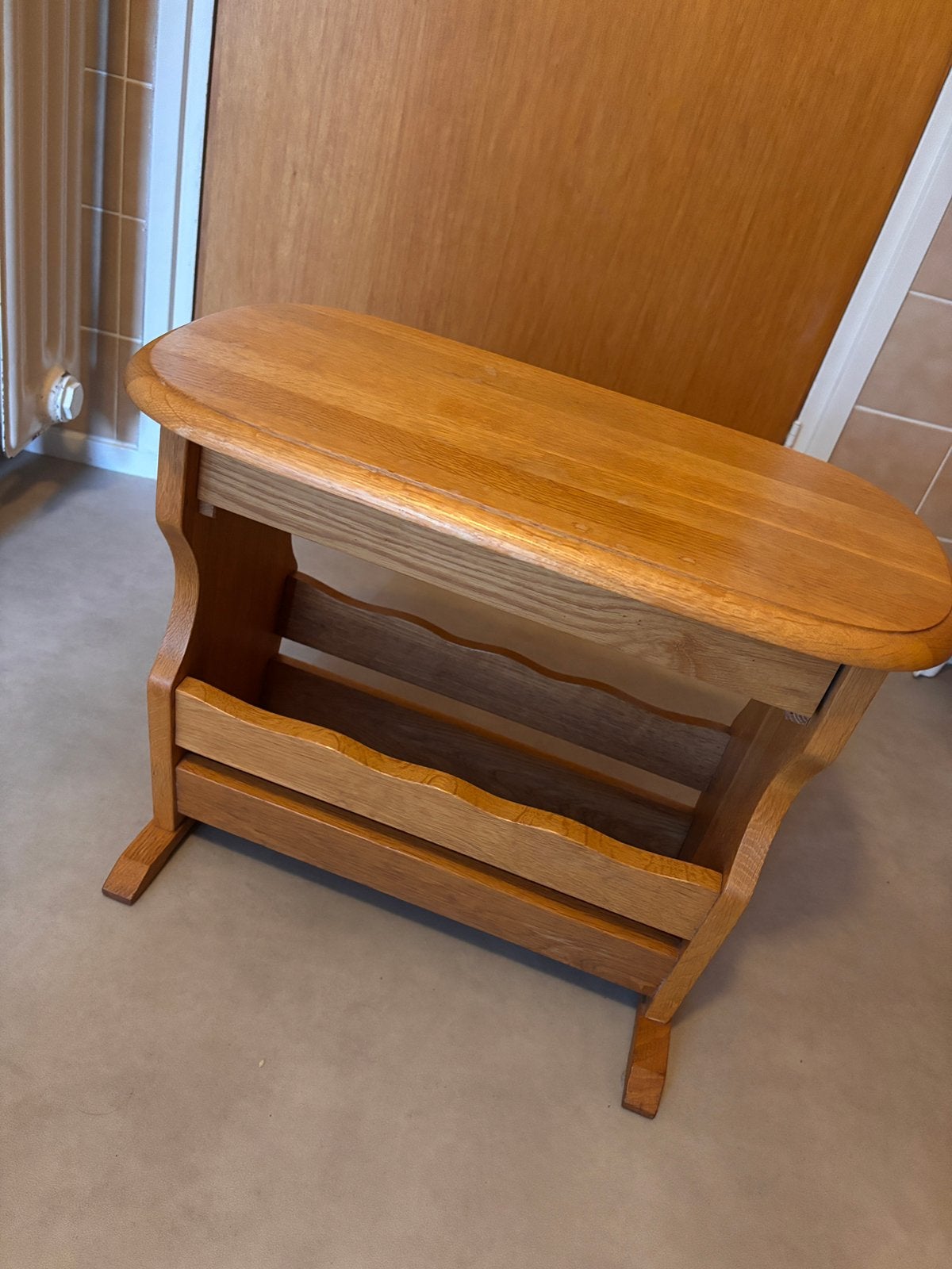 Blank eiken krantenbak, Ophalen, Gebruikt, Klassiek, Met lade
