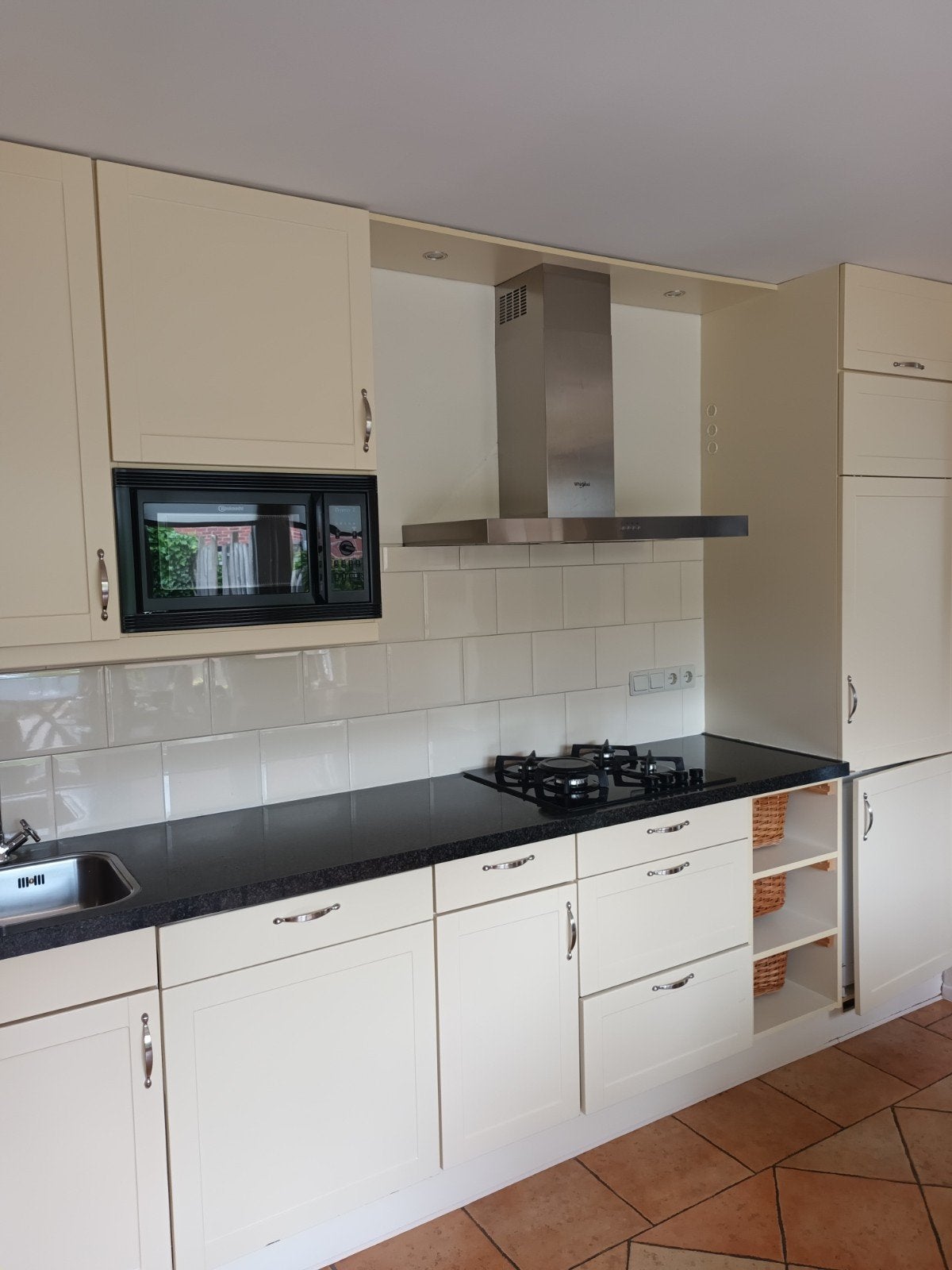 Vanillekleurige keuken met granieten blad en apparatuur, Huis en Inrichting, Keuken | Complete keukens, Ophalen