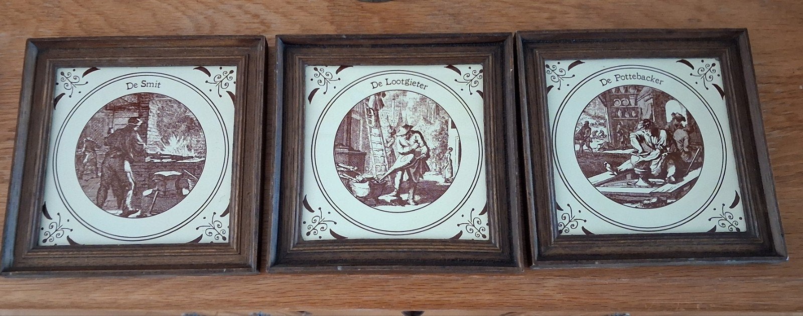 3 antieke tegeltjes : Pottenbakker, Loodgieter, Smid., Antiek en Kunst, Ophalen