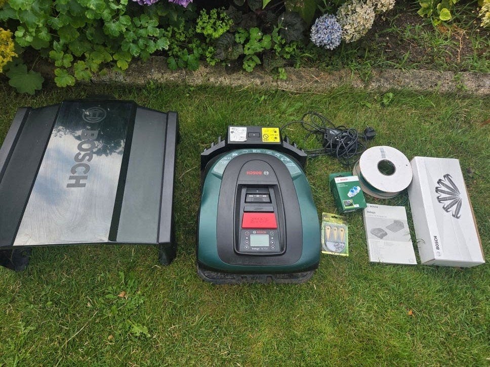 Bosch Indego M 700 Robotmaaier – Compleet met garage en acc, Tuin en Terras, Robotmaaiers, Ophalen, Gebruikt