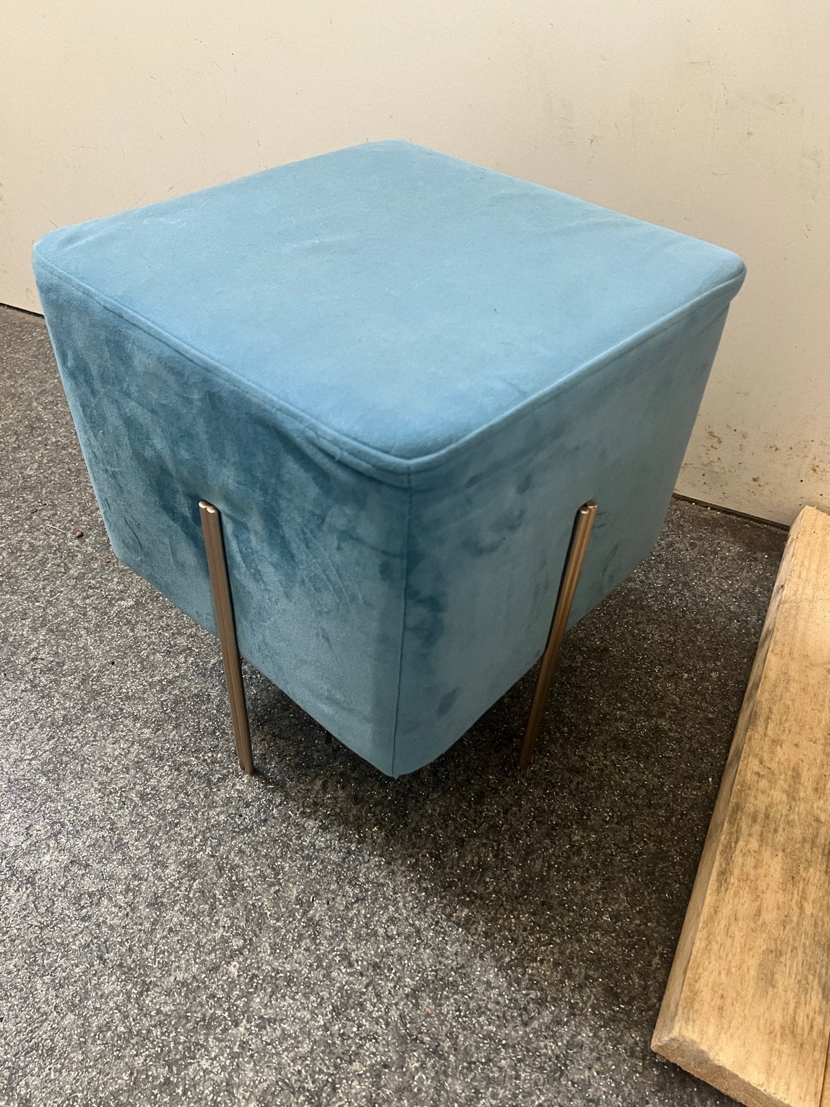 Leuke kleine poef, Minder dan 50 cm, Gebruikt, Vierkant, Ophalen of Verzenden