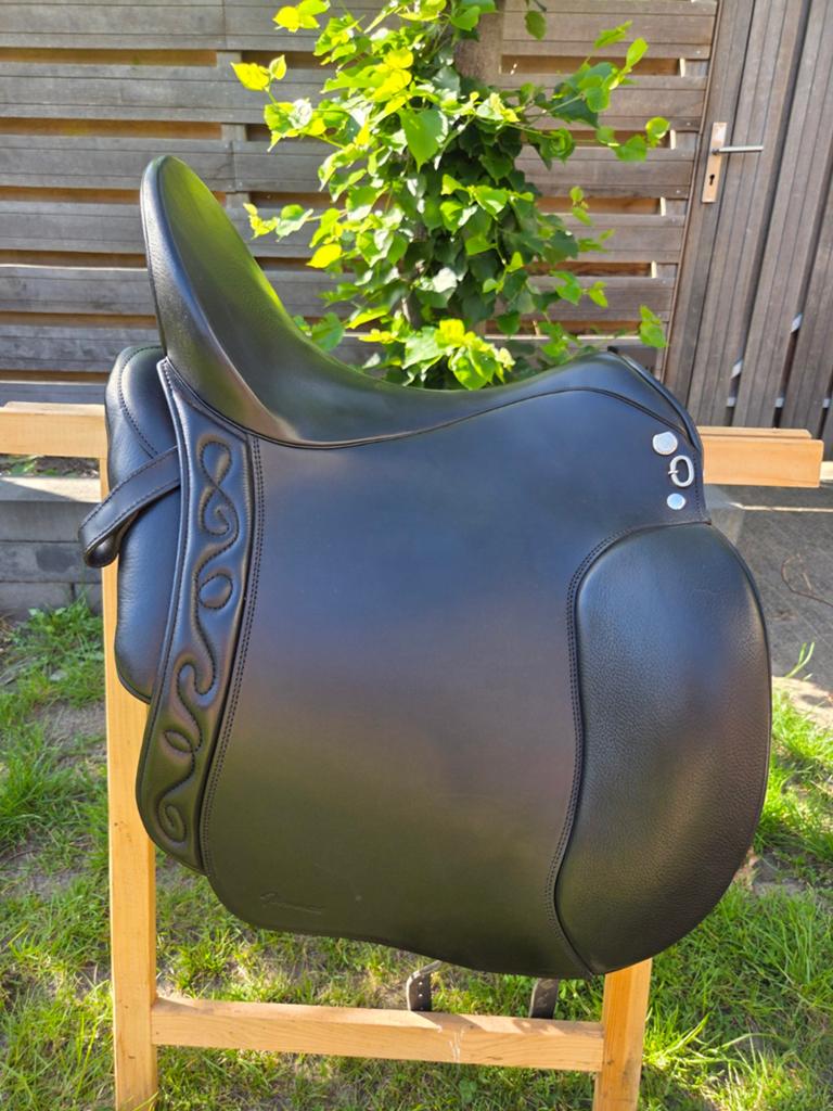 Iberosattel Dressage Andaluz 17.5 inch zadel, Ophalen of Verzenden, Zo goed als nieuw, Dressuur