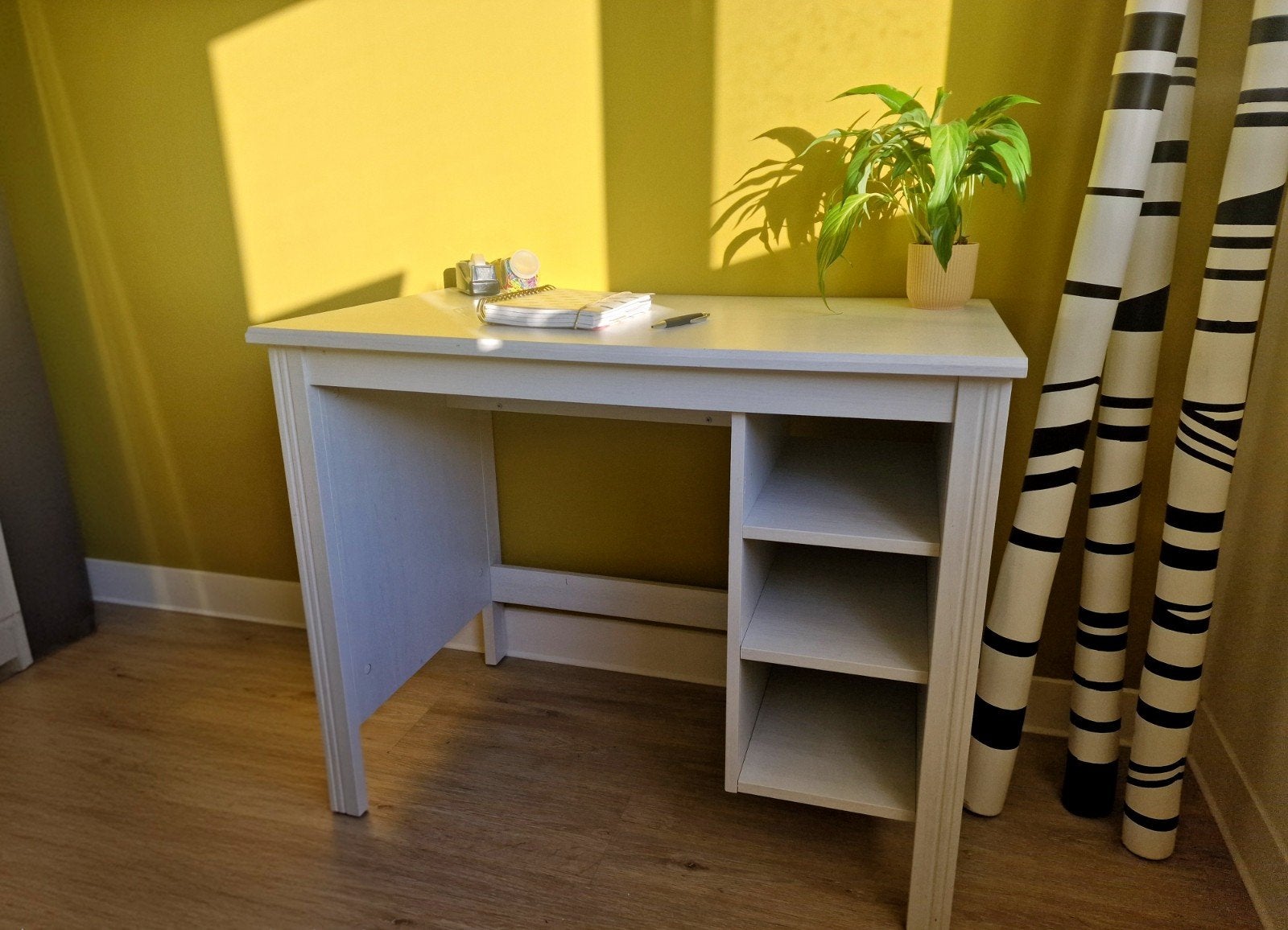 IKEA Brusali bureau ZGAN, Ophalen, Opbergruimte, Zo goed als nieuw, IKEA
