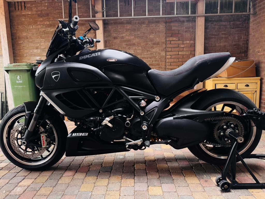 Monsterlijk dikke Diavel, Particulier, Naked bike