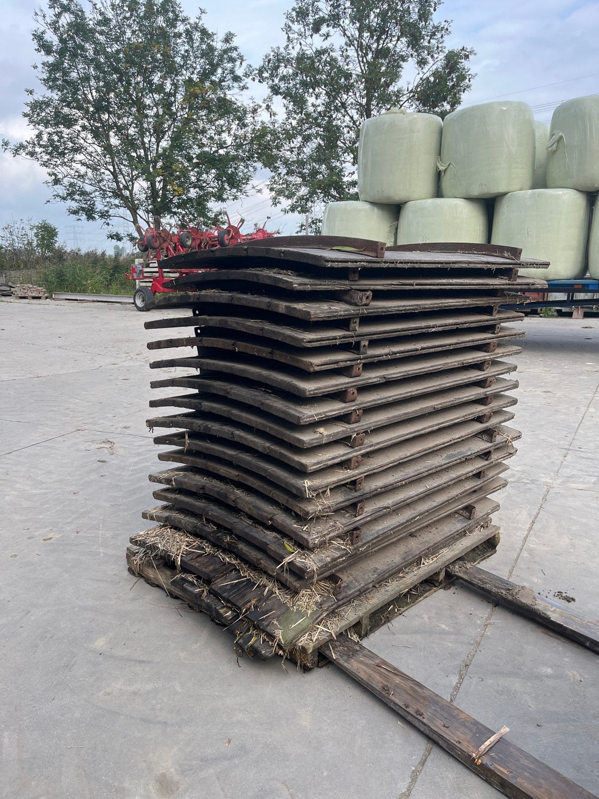 Houten planken met stalen beugels voor ronde constructie, Gebruikt, 25 tot 50 mm, Ophalen of Verzenden, Plank