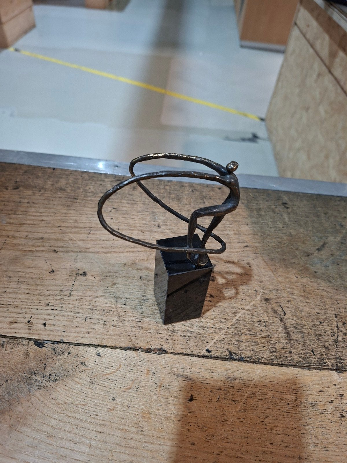 Abstracte bronzen sculptuur van danseres op sokkel, Antiek en Kunst, Kunst | Beelden en Houtsnijwerken, Minder dan 20 cm, Ophalen of Verzenden