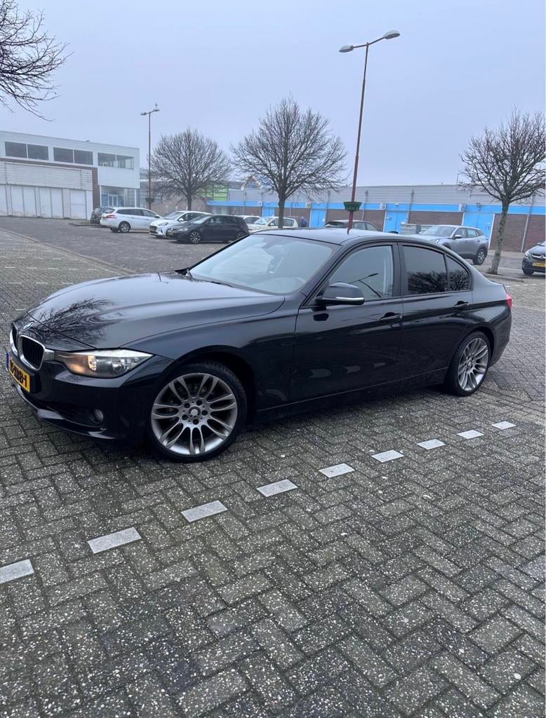 BMW 3-Serie 2.0IX 320 135KW Aut8 (f30) 2012 Zwart, Auto's, Achterwielaandrijving, 4 cilinders, Zwart, Origineel Nederlands