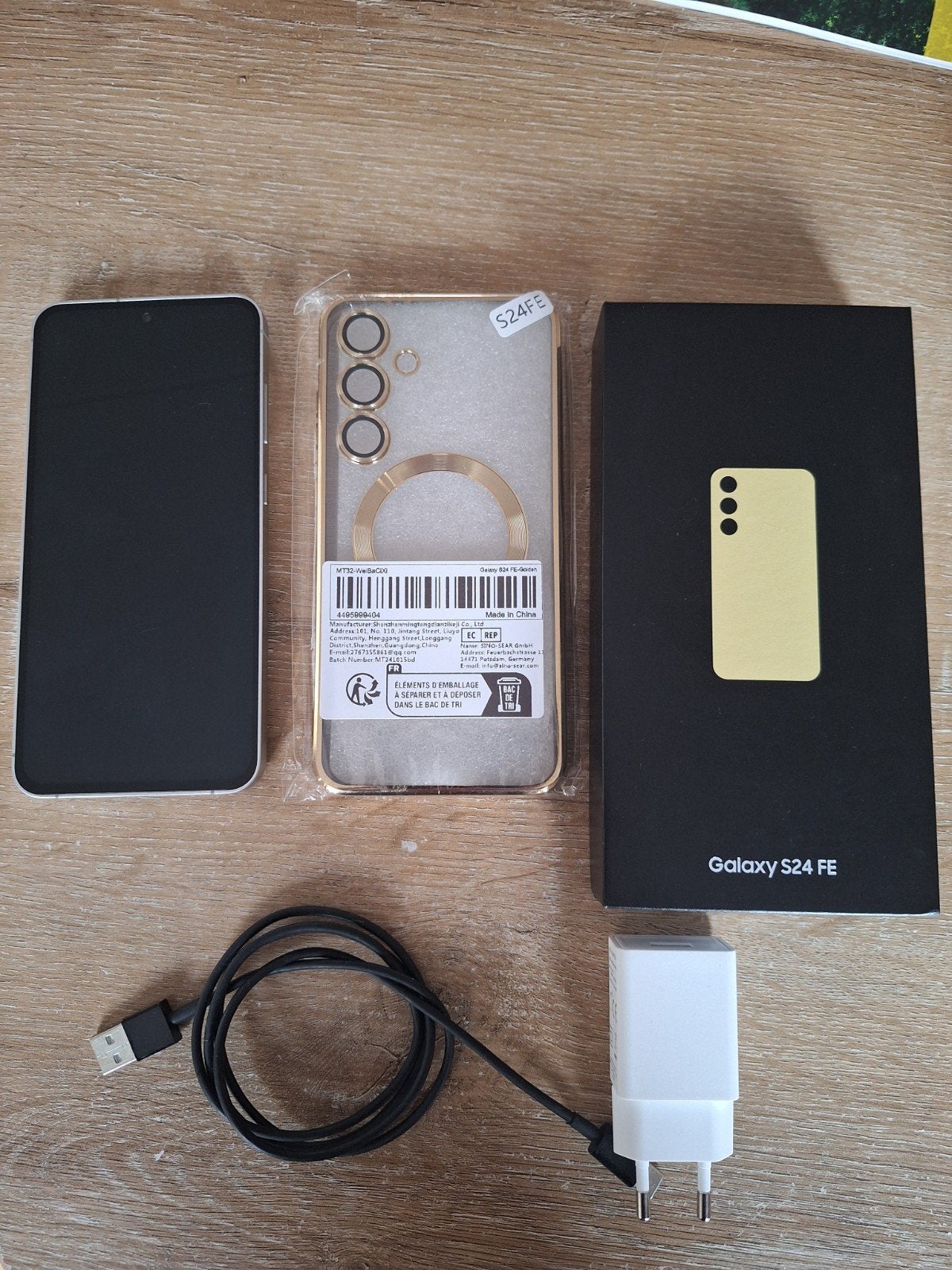 Foto 2 van Samsung Galaxy S23+ 256GB Zwart compleet + lader & 2 hoesjes