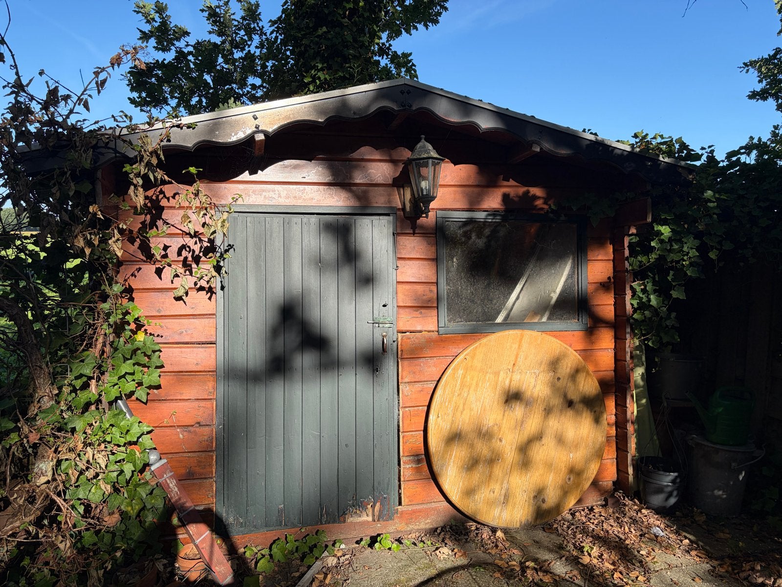 Oude houten schuur met raam en deur, Tuin en Terras, Ophalen, 250 tot 500 cm, Schuur, 1 raam